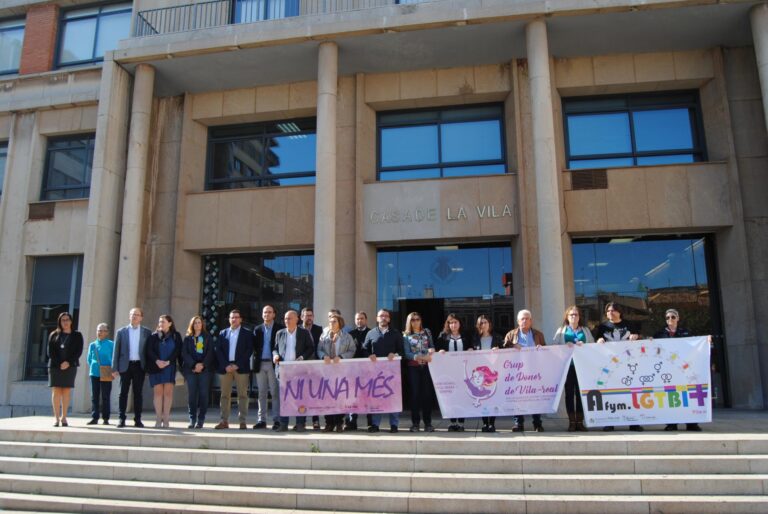 Minut de silenci en condemna per l’assassinat masclista d'una dona a Dénia
