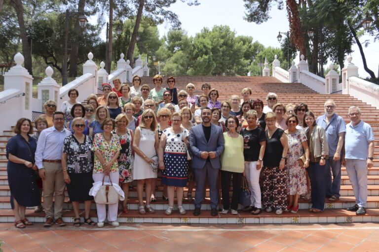 Benlloch acompanya a l'Associació d'ames de casa de Vila-real en els actes del final de curs