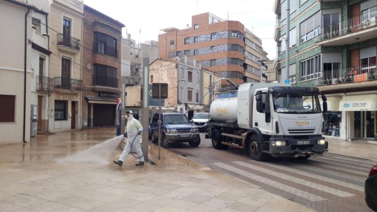 Agricultors locals se sumen com a voluntaris en els treballs de desinfecció de carrers  