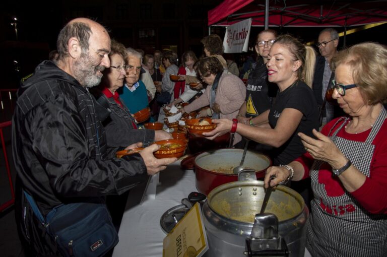 Centenars de vila-realencs degusten l'olleta de la Plana que beneficia enguany a Càritas 