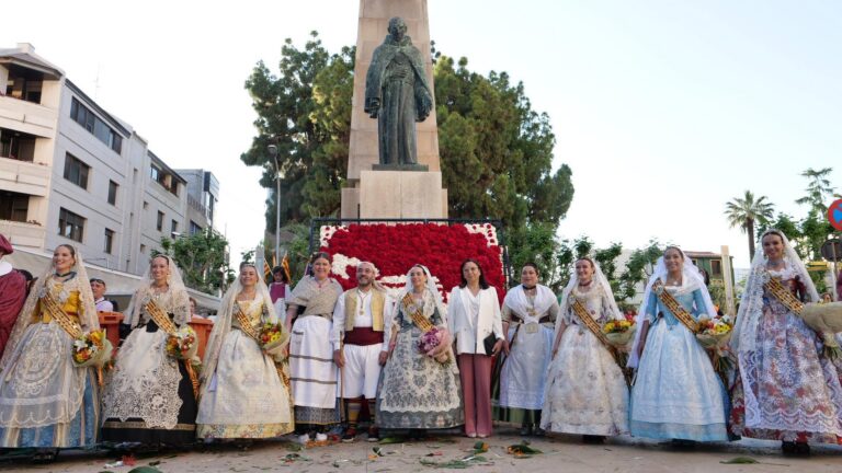 La passió per Sant Pasqual ompli els carrers de Vila-real de llum i tradició