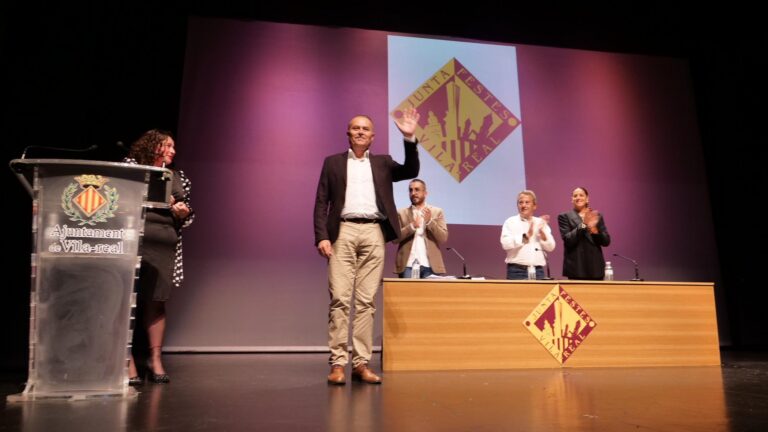 Toni Carmona renova com a president de la Junta de Festes de Vila-real en una assemblea a l’Auditori Municipal