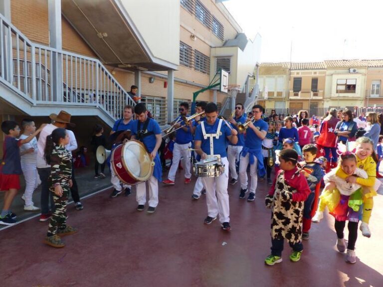 Carnestoltes ompli de color, disfresses i música el col·legi Pintor Gimeno de Vila-real