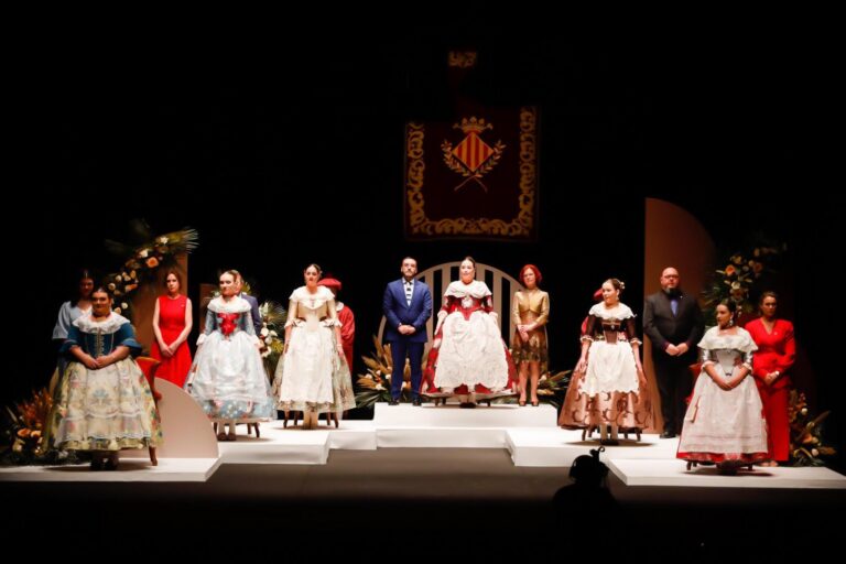 Maria Carmona inicia el seu regnat 2022 en Vila-real amb la celebració del Pregó i imposició de les bandes