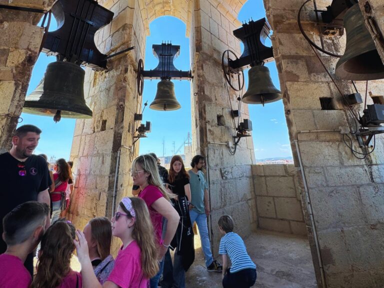 Vila-real reprén els bous al carrer amb una triple exhibició i ‘conquista’ el campanar en el dimarts de festes