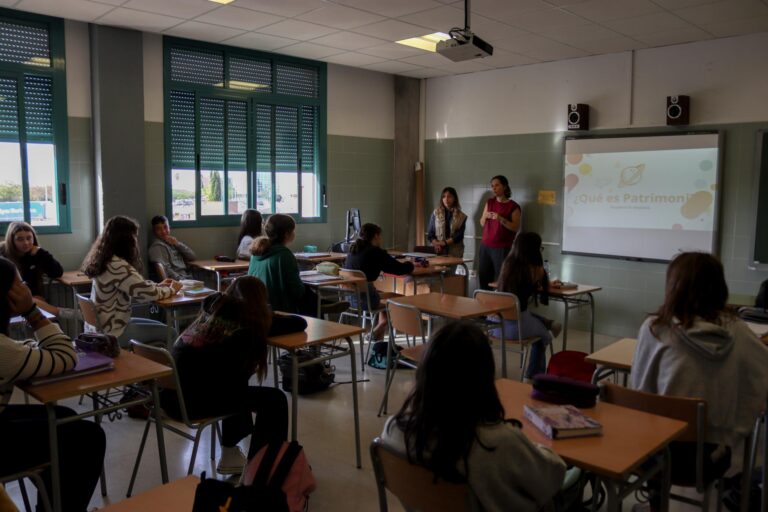 Vila-real fomenta el respecte pel patrimoni entre els joves a través dels tallers Planalab UJI en huit centres educatius