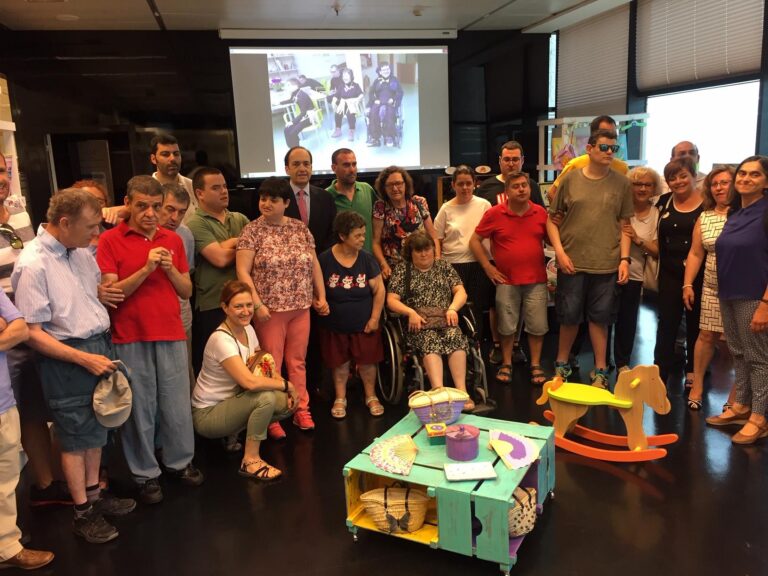 Els usuaris del Centre Ocupacional venen les seues creacions exposades en una mostra a El Corte Inglés