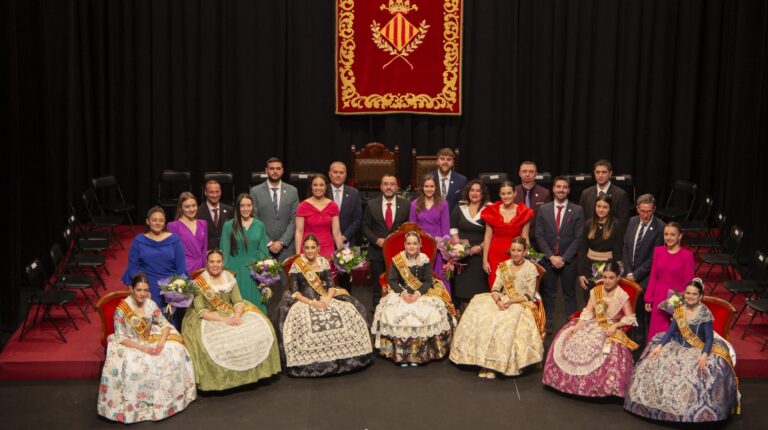 Vila-real ret homenatge a la reina de 2023 i la seua cort d’honor en el comiat del cicle festiu