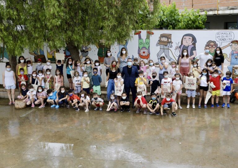 El mural sobre les tradicions locals embelleix la paret del pati d’infantil del col·legi Pius XII