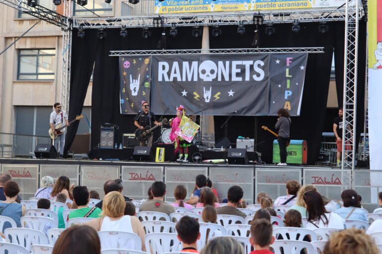 Els més xicotets de Vila-real van gaudir ahir del concert amb els Ramonets