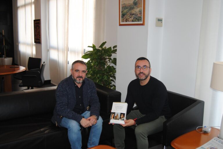 L’alcalde rep al pastor del Centre Cristià de l'església evangèlica local i coneix els seus projectes