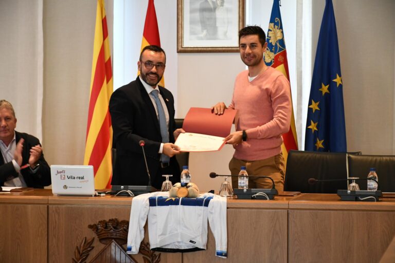 La corporació rep amb honors al ciclista Sebastián Mora, medalla d'or al campionat d'Europa 
