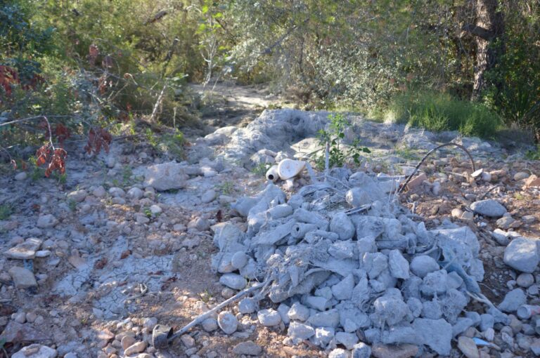 Un vessament il·legal de fangs i fem de 300 metres amenaça la Desembocadura del Millars en el terme municipal de Vila-real