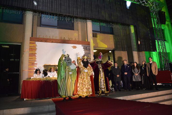 La il·lusió dels xiquets i el Tirorí abarroten els carrers de Vila-real amb l'arribada dels Reis Mags d'Orient