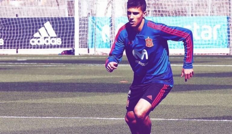 Rodri Hernández pren el relleu de Marcos Senna i Bruno Soriano en la selecció absoluta