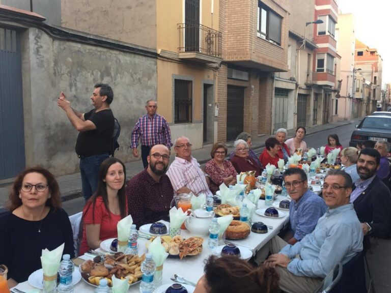La comunitat musulmana de Vila-real comparteix amb els veïns un multitudinari ‘Iftar’ o ruptura del dejú