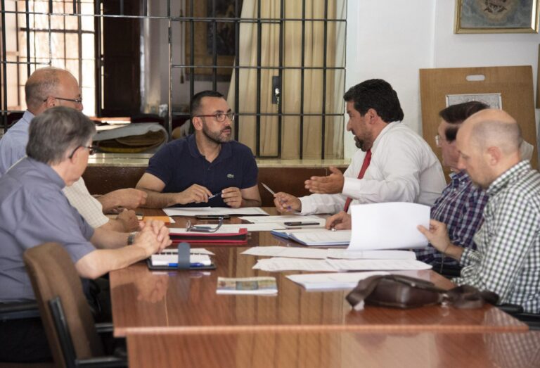 La Fundació de Sant Pasqual valora completar la porta de la basílica amb figures de ceràmica d'escultors locals