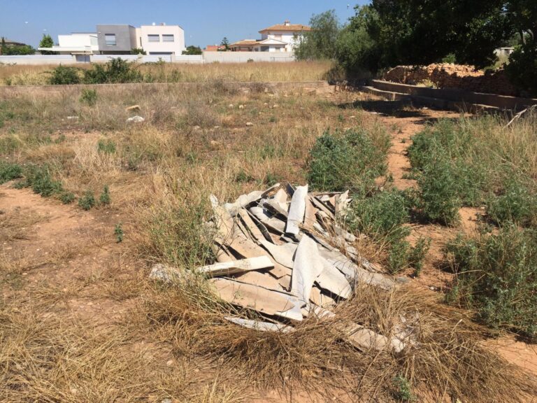 Compromís es fa ressò de les queixes veïnals i demana que s’elimine l’amiant al Madrigal