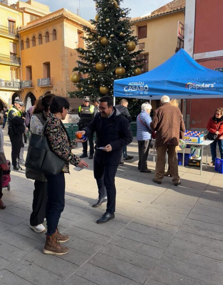 El PP reparteix centenars de quilos de taronges locals per a celebrar Cap d’Any
