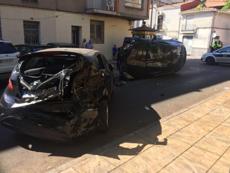 Un vehicle bolca en ple carrer a Vila-real i ocasiona danys en altres tres cotxes estacionats