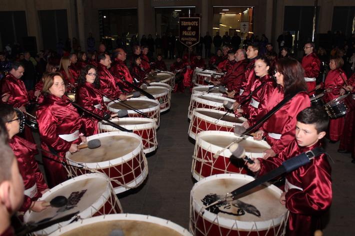 Veïns i visitants gaudeixen del ritme de la VII Tamborrada Provincial de l'Agrupació Bombos