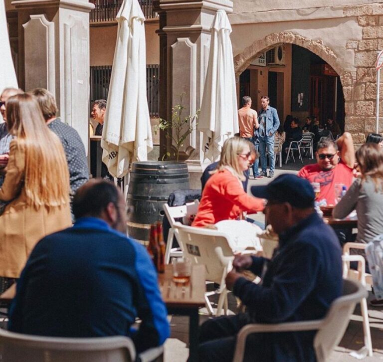 L’hostaleria prepara el ‘retrobament’ de la clientela amb la vida social aquest cap de setmana amb descomptes i vals per al comerç