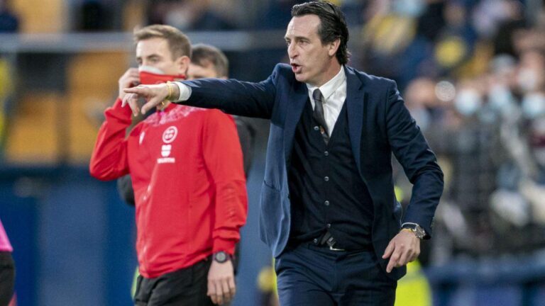 Moviments en la banqueta del Villarreal després de l’eixida Imanol Idiákez