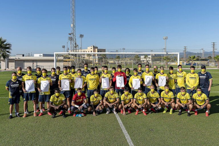 La plantilla del Villarreal B i el seu cos tècnic renoven el abonament