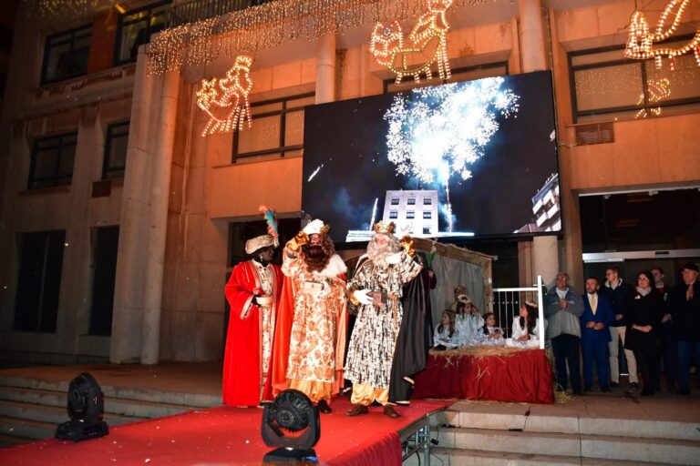 Ses Majestats d’Orient porten la il·lusió als menuts de Vila-real en la cavalcada més inclusiva