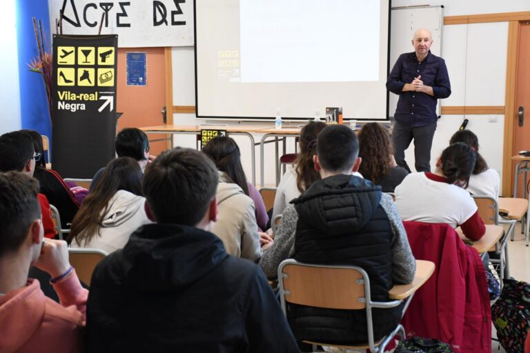 Arranca la primera sessió del Cicle de literatura negra per a joves amb Vicent Usó