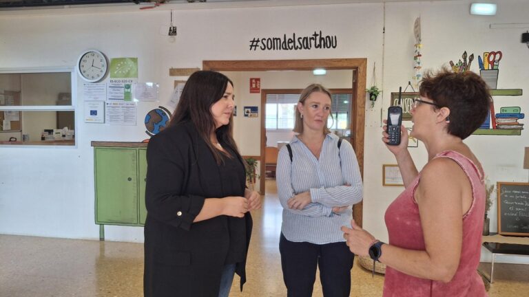 Vila-real torna a les aules amb una visita de la regidora d’Educació al CEIP Carlos Sarthou 