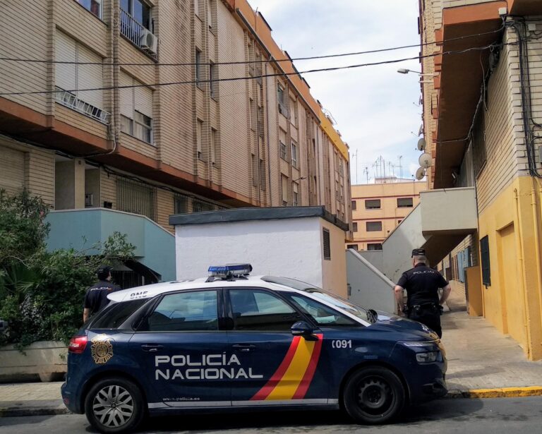 Tres persones detingudes per vendre marihuana a joves d'entre 19 i 26 anys en un passatge del carrer Forcall