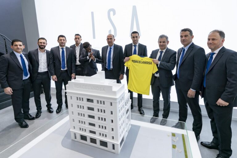 El cos tècnic i futbolistes grocs assisteixen a la XXVI Mostra Internacional a Vila-real