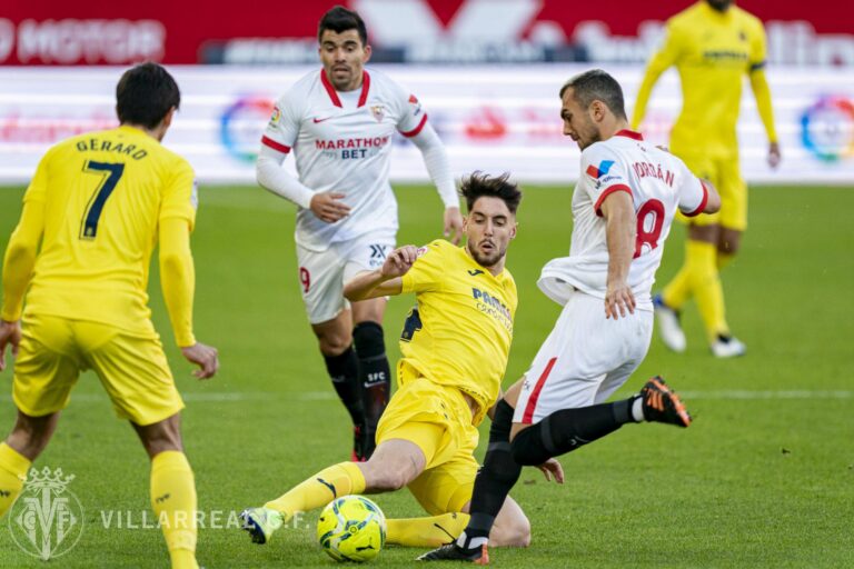 Un polèmic penal en contra encarrila la derrota del Villarreal davant el Sevilla (2-0)