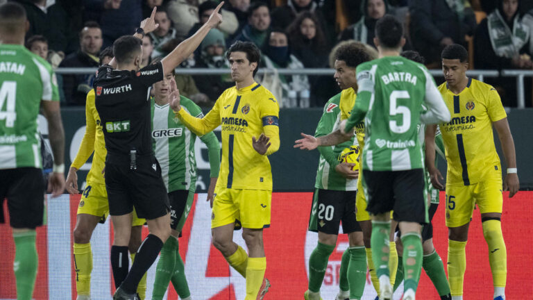El Villarreal va perdre davant el Real Betis a La Cartuja en un partit marcat per l'actuació arbitral (2-0)