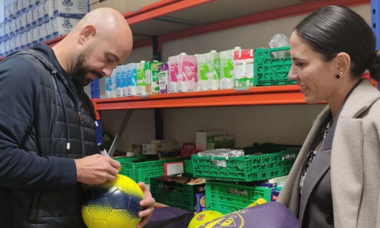 Reina signa pilotes del Villarreal CF per a l’associació Sant Vicent de Paül