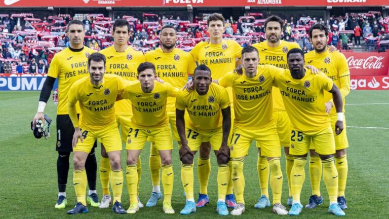 Els jugadors del Villarreal salten al camp amb una samarreta amb ànims per a Llaneza