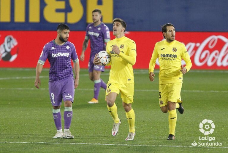 El Villarreal torna a fer un pas arrere en caure davant el Betis en La Ceràmica (1-2)