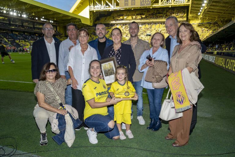 Sonia Mañas rep un reconeixement de l’Ajuntament i del Villarreal CF pel seu repte de 100 piscines olímpiques