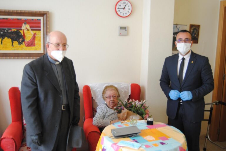 Benlloch visita a les tres persones de major edat de Vila-real