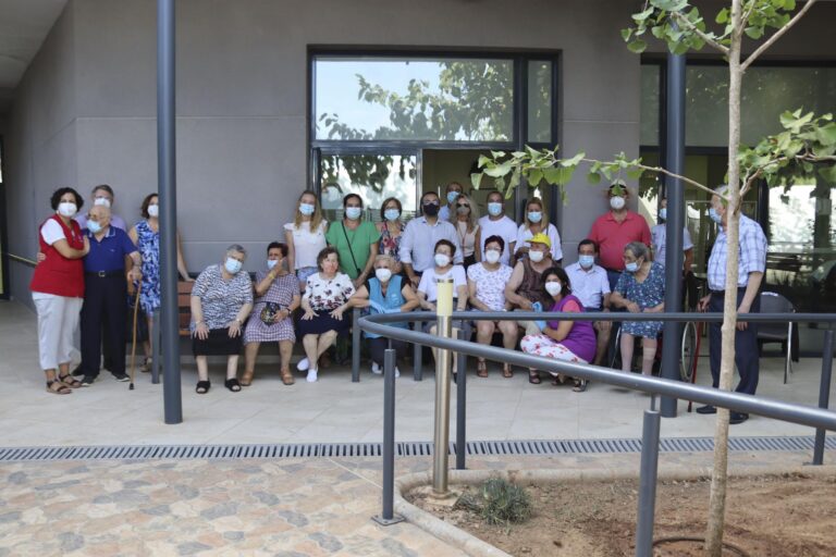 Vila-real celebra el Dia Mundial de l'Alzheimer amb la plantació d'un arbre del record