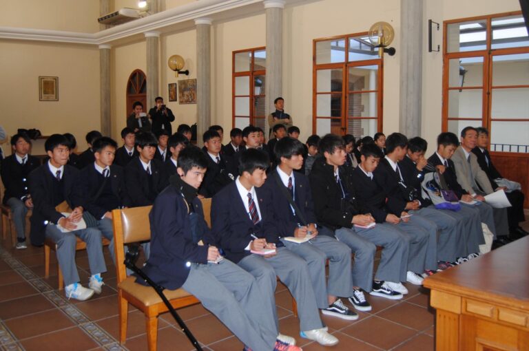Un grup d’estudiants japonesos del col·legi Takamatsu Kita High School visita Vila-real