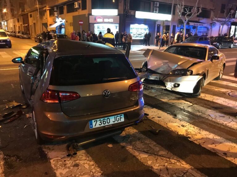 Una persecució policial en l'avinguda Francesc Tàrrega provoca un accident múltiple i atrapats en un cotxe