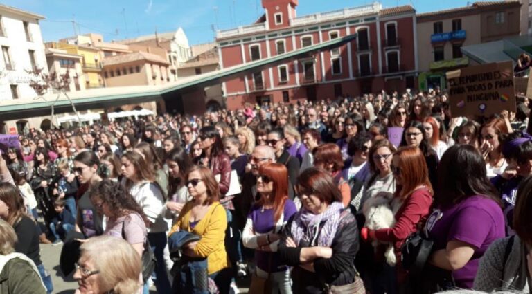 La Plaça Major s’ompli de gom a gom per a reivindicar la igualtat i dir basta a la violència de gènere 