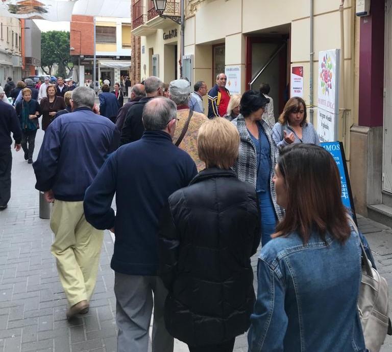 Llargues cues al centre de Vila-real per a aconseguir el llibret de festes de sant Pasqual 2019