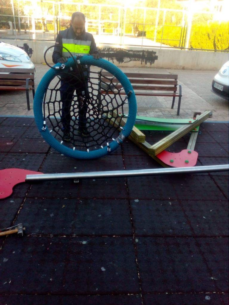 El vandalisme obliga a Serveis Públics a retirar un joc adaptat per a xiquets i xiquetes amb diversitat funcional