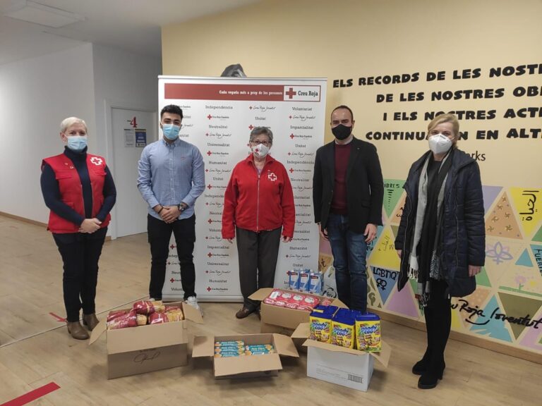 L’Agrupació local de Ciutadans entrega els aliments recollits a Creu Roja Vila-real