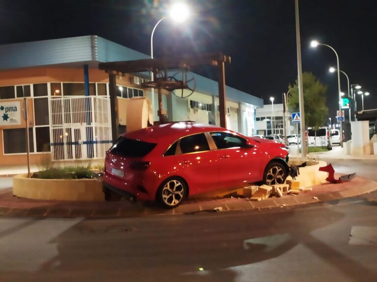 Un vehicle xoca de ple amb una rotonda enfront del parc de la Maiorasga