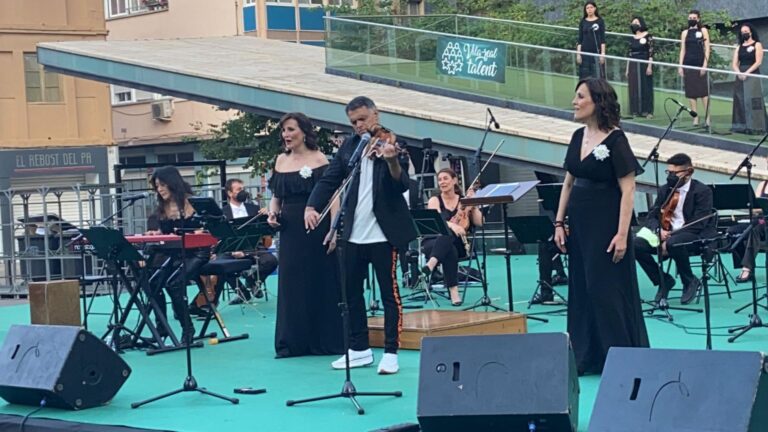 El públic sucumbeix davant el ‘Vila-real Talent’ que ompli la plaça Major amb la mirada posada en l’edició de 2022