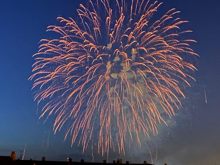 Foc, color i soroll en el cel de Vila-real per a commemorar el dia de sant Pasqual